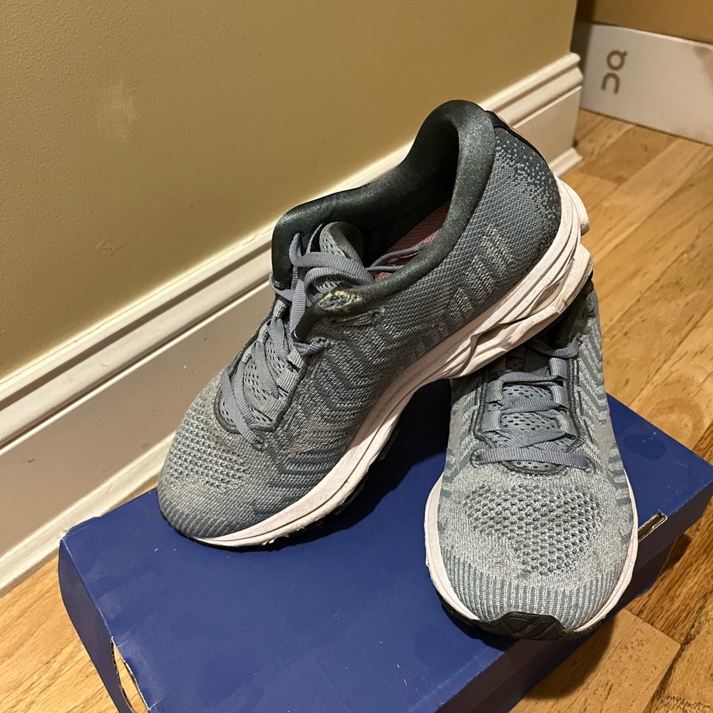 Mizuo Wave Rider women’s 7 sneakers